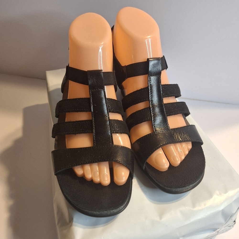 SAS Tripad Slingback Black Leather Women's Sandals with Heart Detail. Size 7 M